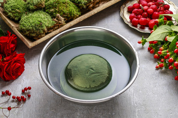  Floral decoration with red roses, mistletoe and moss. Step by s