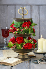  Floral decoration with red roses, mistletoe and moss. Step by s