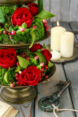  Floral decoration with red roses, mistletoe and moss. Step by s