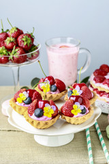 Cupcakes with fresh fruits and edible flowers.