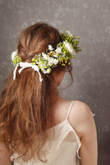 Naklejka premium Woman wearing wedding wreath. Flower wreath with carnations
