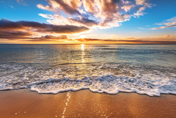 Lever du soleil sur la plage de l& 39 océan coloré.