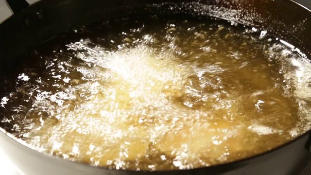 唐揚げを揚げ始めるところ(音入り)