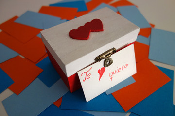 Chest on a bunch of cards with one of them grabbed with the text I love you in Spanish