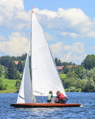 Naklejka premium jugendliche Segler auf dem Rottachsee