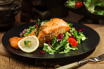 Baked salmon served with fresh vegetables.