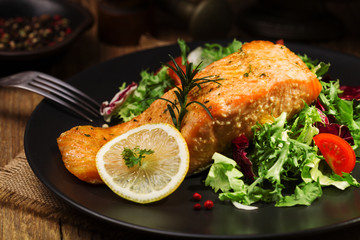 Baked salmon served with fresh vegetables.