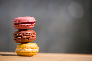 Macron hoch gestapelt, Textfreiraum, grauer Hintergrund