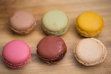 Macrons einzeln liegend auf Holzhintergrund