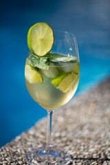 Hugo - Cocktail am Swimmingpool