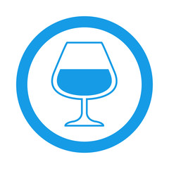 Icono plano copa de coñac en círculo azul