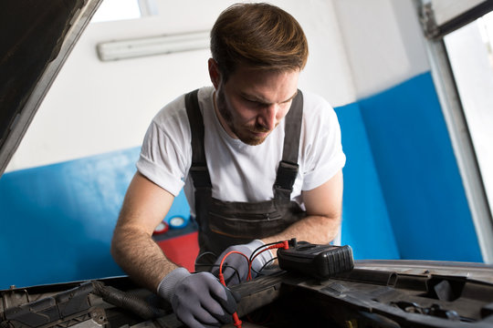 Mechanic Fixing Electronics Accumulator