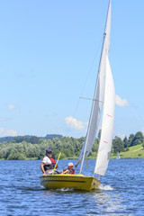 Fototapeta premium Vater und Tochter segeln im Team