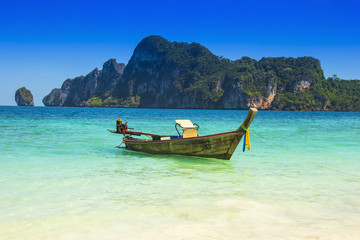Fototapeta na wymiar Boot am Strand bei Phuket, Thailand, Asien