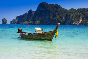 Fototapeta na wymiar Boot am Strand bei Phuket, Thailand, Asien