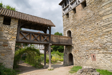 Fototapeta na wymiar Donjon et passerelle du château
