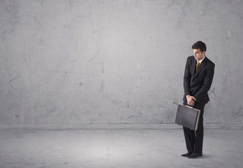 Obraz premium Young businessman standing confused