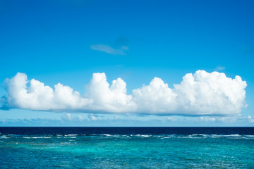 Obraz premium 沖縄の透き通った海に浮かぶ長い雲