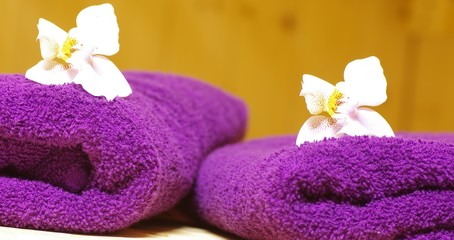 Lila Handtücher in Sauna mit Blüten, Spabereich