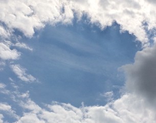 Wolkenformation bildet Rahmen um blauen Himmel
