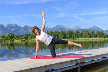 sportliche Frau beim Training nach Pilates