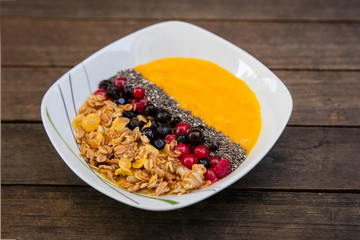 Smoothie bol mangue fruits rouges graines de chia