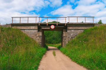 Obraz premium Railway bridge over rural road