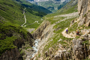 Fototapeta na wymiar randonneurs dans les Alpes