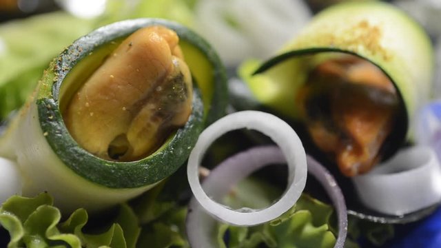 Rolls of zucchini and mussels Involtini di zucchine e cozze Rollos de calabac&iacute;n y mejillones Bułki z cukinią i małże Cuộn zucchini v&agrave; trai 西葫芦和贻贝卷 Rollen von rouleaux de und muscheln