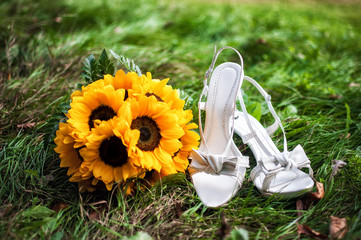 Słoneczniki i buty na trawie
