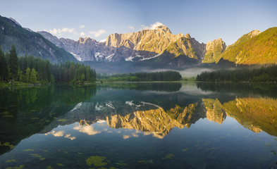Piękna panorama jeziora górskiego w Alpach Włoskich - obrazy, fototapety, plakaty