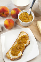 fetta di pane burro marmellata