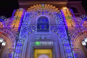 Chiesa del sud Italia con luci a festa per il Santo Patrono