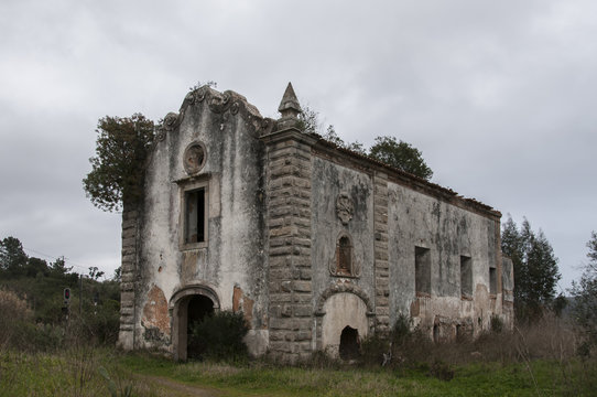 Capela, mosteiro, igreja ao abandono