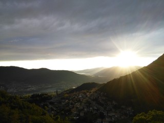 Obraz premium Tramonto tra le montagne