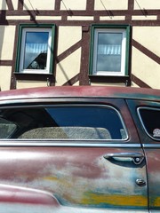 Amerikanisches Coupé der Fünfziger Jahre im modischen Rat Style oder Rat Look vor einem...
