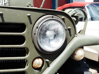 Scheinwerfer und Kühlergrill eines amerikanischen Geländewagen der Military Police der U.S. Army...