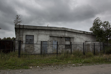 Verlassenes und verfallendes Fabrikgebäude