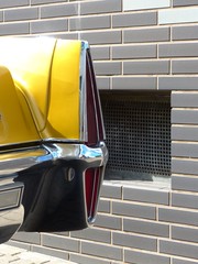 Heckflosse in Gold Metallic des amerikanischen Straßenkreuzer der Sechzigerjahre und...