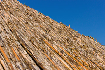 фон бамбуковая крыша, на фоне синег