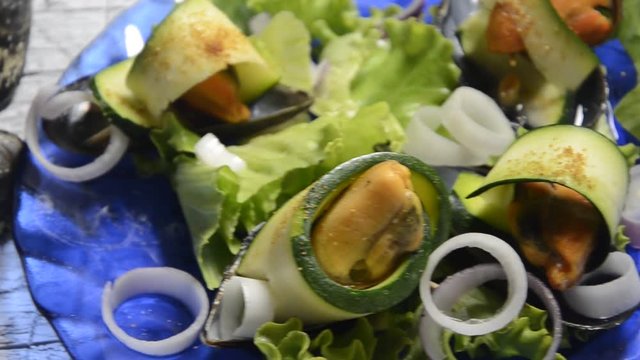 Rolls of zucchini and mussels Involtini di zucchine e cozze Rollos de calabac&iacute;n y mejillones Bułki z cukinią i małże Cuộn zucchini v&agrave; trai 西葫芦和贻贝卷 Rollen von rouleaux de und muscheln Cucina italiana