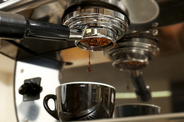 Automatic coffee machine preparing espresso