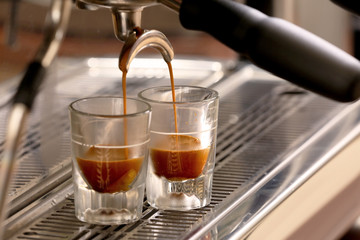 Automatic coffee machine preparing espresso