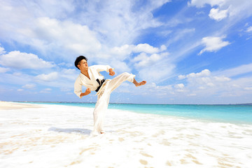 Fototapeta na wymiar 南国の美しいビーチで鍛える男性