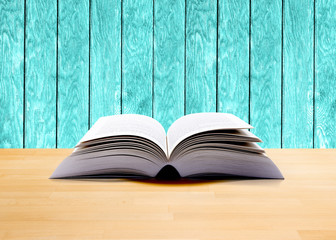 Aufgeschlagenes Buch