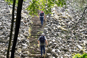Wanderer auf der Ringwall Otzenhausen.