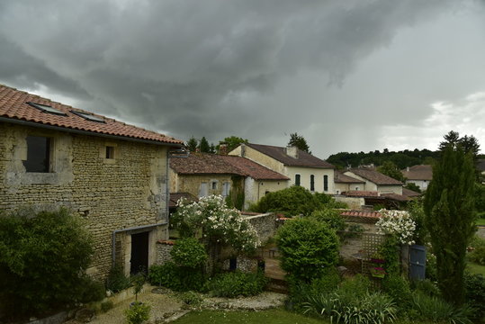 Gros front orageux s'abattant sur le village pittoresque de Champagne en P&eacute;rigord Vert