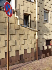 Restaurierte Fassade in Beige und Naturfarben mit geometrischem Muster eines alten Wohnhaus mit...