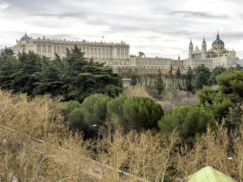 Madrid, palacio real y catedral de la Almudena