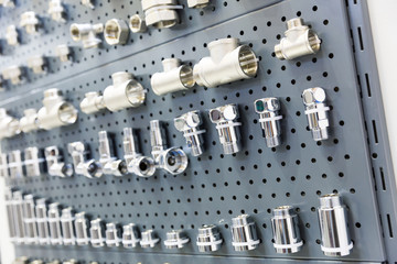 Set of pipe fittings and fixturing components